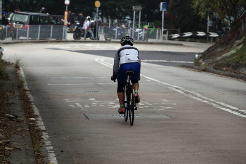 Image of cyclist traversing Hong Kong's steep Route Twisk